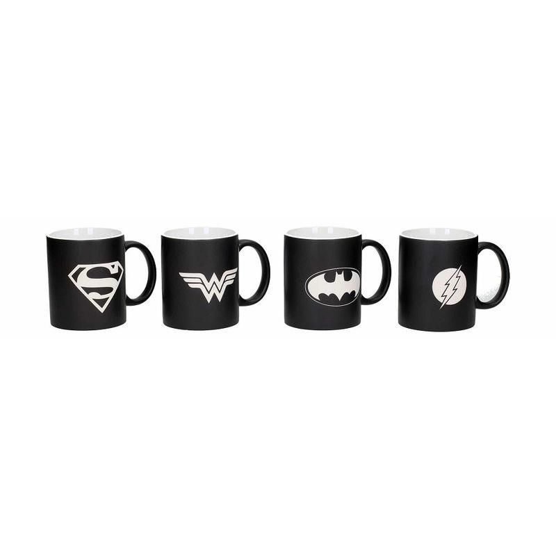 LOGOS JLA B/N SET 4 TAZAS GRABADO LASER CERAMICA U | 8436546892755 | Tienda de Cómics, Manga, Magic y Pokémon en Torrejón de Ardoz